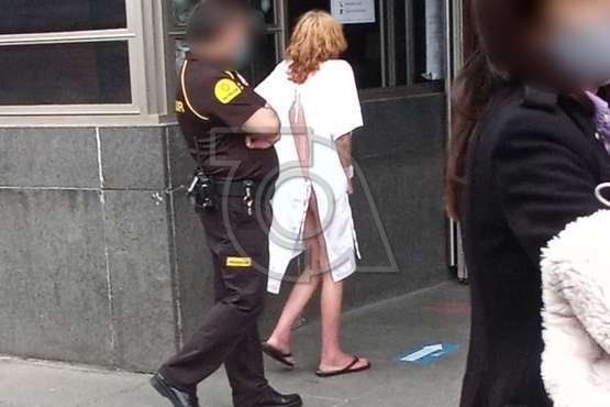 Una mujer se pasea con una bata de hospital y sin ropa interior por el Palacio de Justicia de Telde/TA.